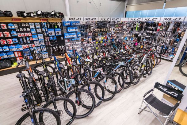 JuMa Zweiräder Glattbach Aschaffenburg - In unserem Verkaufsraum finden Sie eine große Auswahl an Rädern und Zubehör